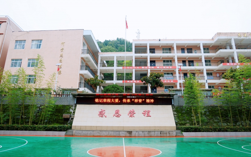 十七年深情伴成長(zhǎng)，十五載回訪續(xù)華章 —— 榮程集團(tuán)董事會(huì)主席張榮華一行回訪略陽榮程中學(xué)